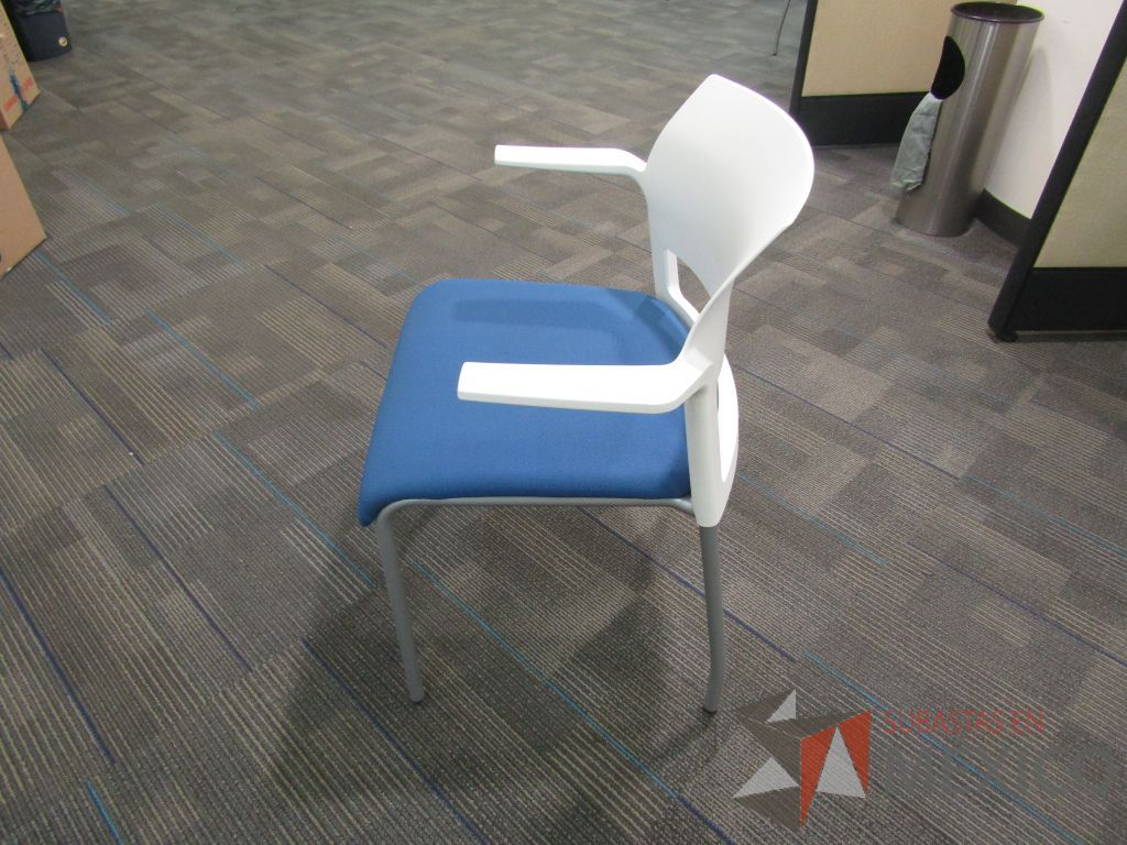 Lote 140 - 4 Silla fija, asiento en tela color azul y respaldo liso color blanco. - Imagen 8