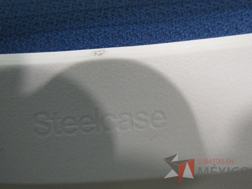 Lote 140 - 4 Silla fija, asiento en tela color azul y respaldo liso color blanco. - Imagen 9