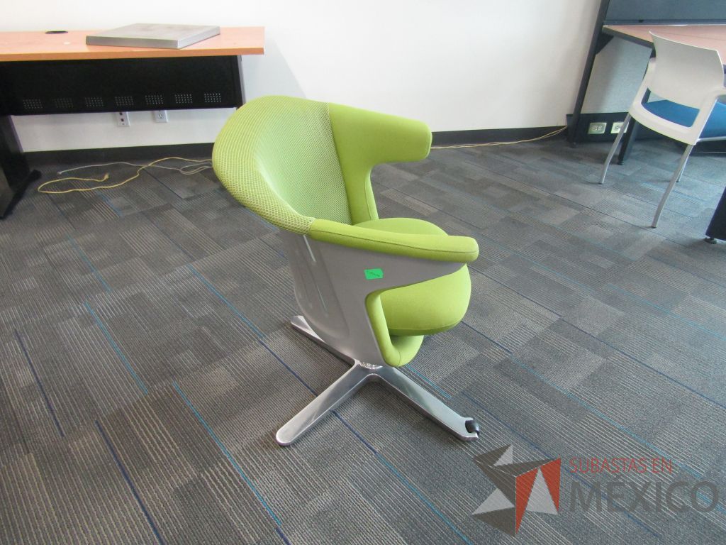 Lote 143 - 2 Sillas fija, asiento en tela color verde y respaldo en malla. - Imagen 3