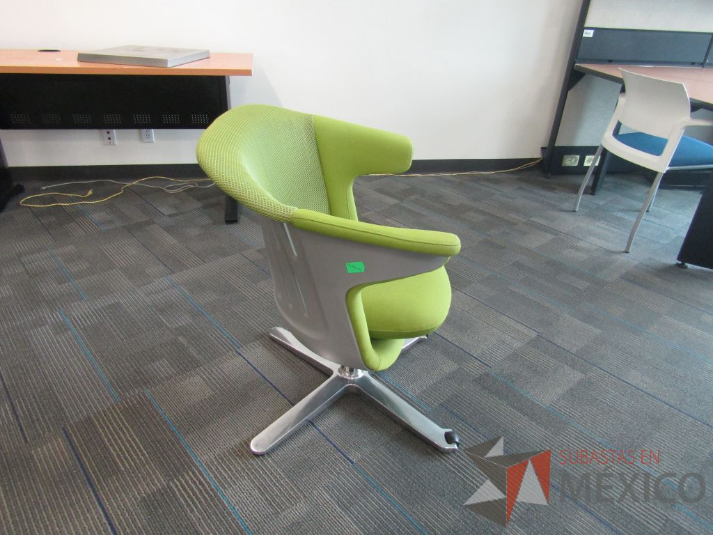 Lote 143 - 2 Sillas fija, asiento en tela color verde y respaldo en malla. - Imagen 4