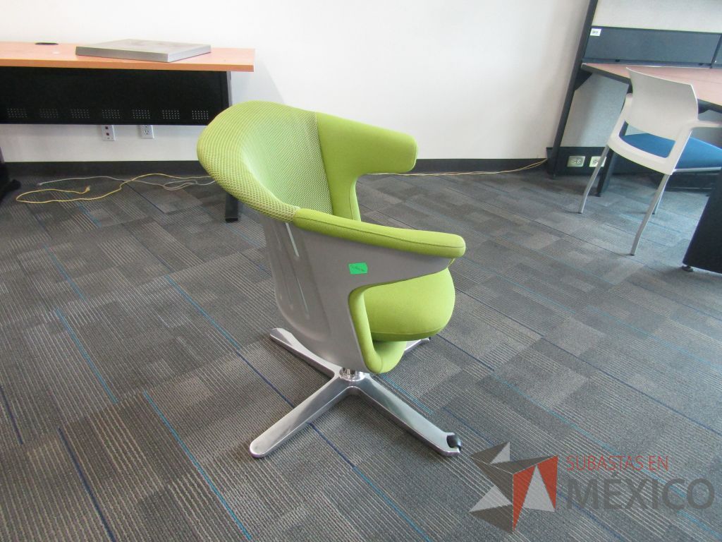 Lote 143 - 2 Sillas fija, asiento en tela color verde y respaldo en malla. - Imagen 5