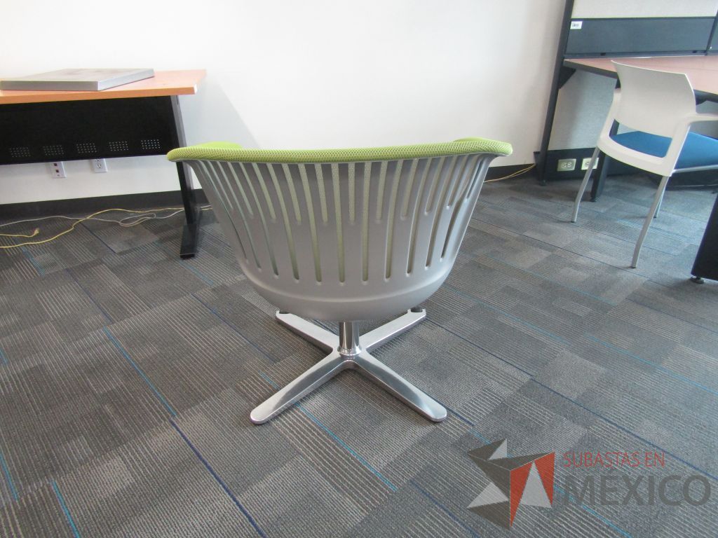 Lote 143 - 2 Sillas fija, asiento en tela color verde y respaldo en malla. - Imagen 6