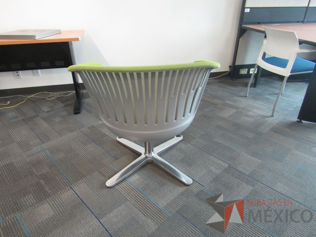 Lote 143 - 2 Sillas fija, asiento en tela color verde y respaldo en malla. - Imagen 7