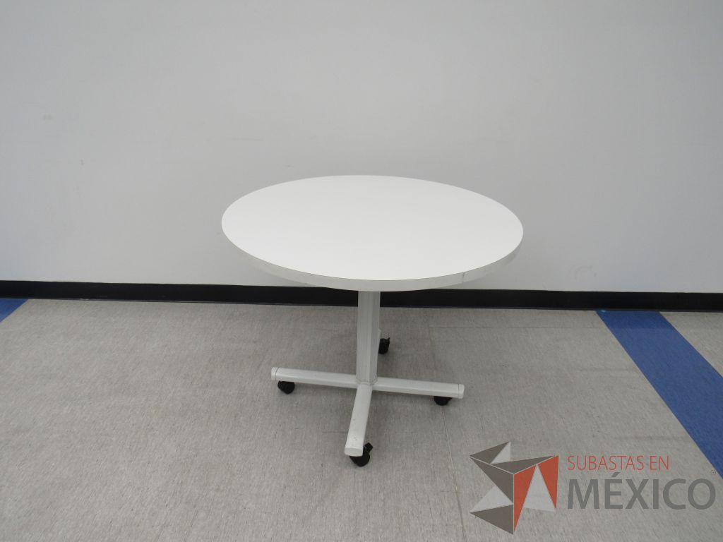 Lote 335 - Mesa de trabajo circular con base metálica blanca y cubierta color blanco.