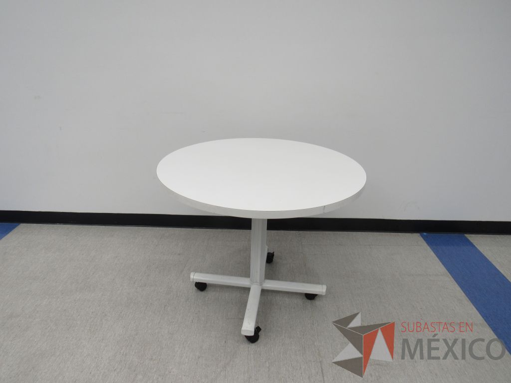 Lote 224 - Mesa de trabajo circular con base metálica blanca y cubierta color blanco. - Imagen 3
