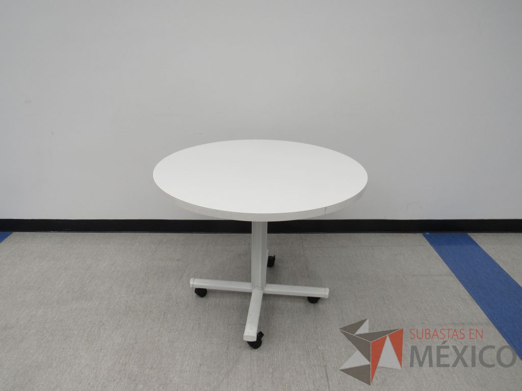 Lote 405 - Mesa de trabajo circular con base metálica blanca y cubierta color blanco. - Imagen 4