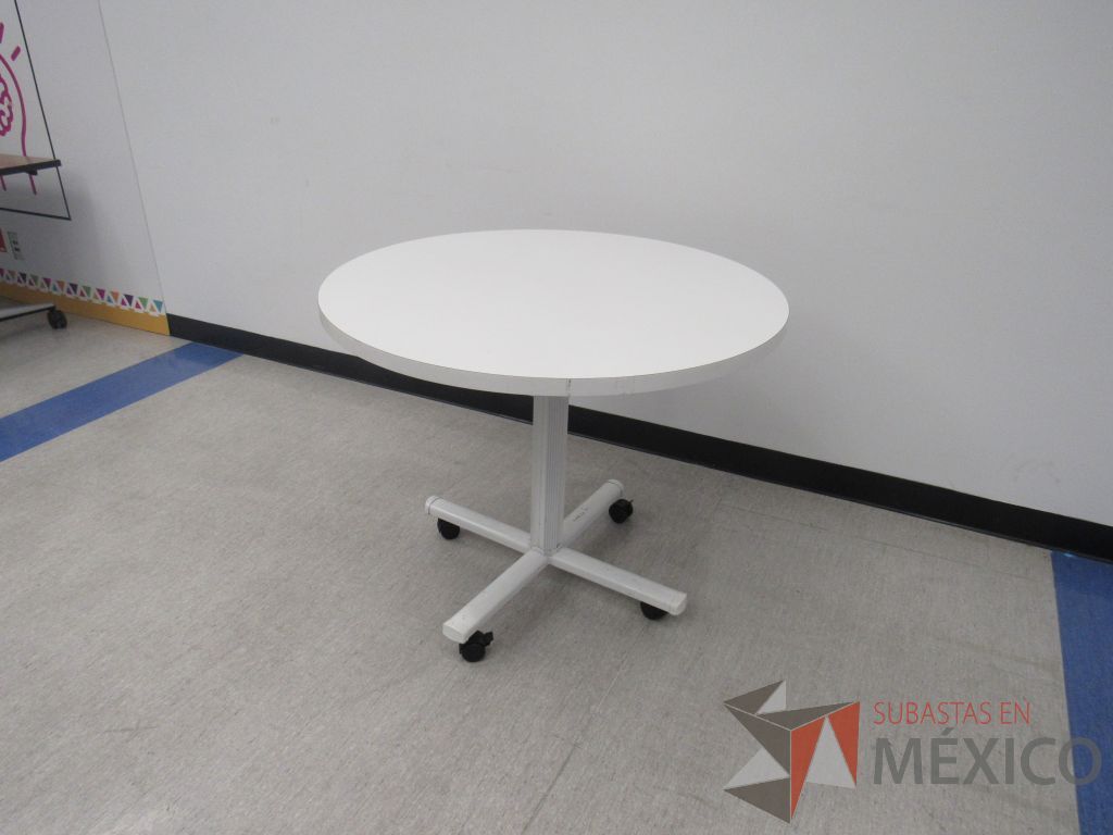 Lote 335 - Mesa de trabajo circular con base metálica blanca y cubierta color blanco. - Imagen 2