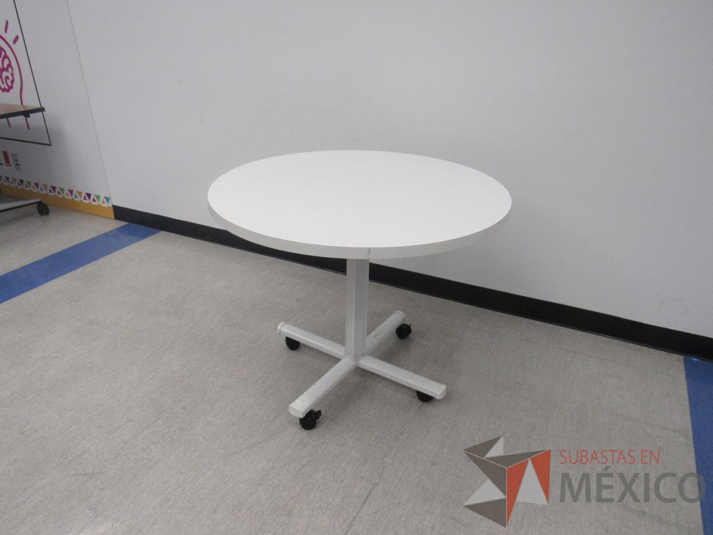 Lote 224 - Mesa de trabajo circular con base metálica blanca y cubierta color blanco. - Imagen 4