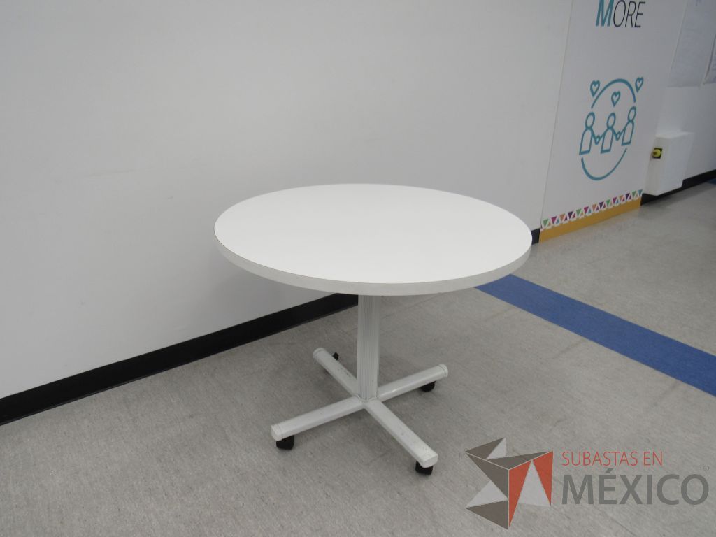 Lote 224 - Mesa de trabajo circular con base metálica blanca y cubierta color blanco. - Imagen 5