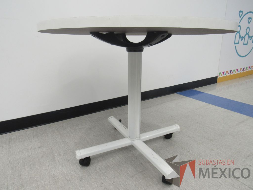 Lote 335 - Mesa de trabajo circular con base metálica blanca y cubierta color blanco. - Imagen 4