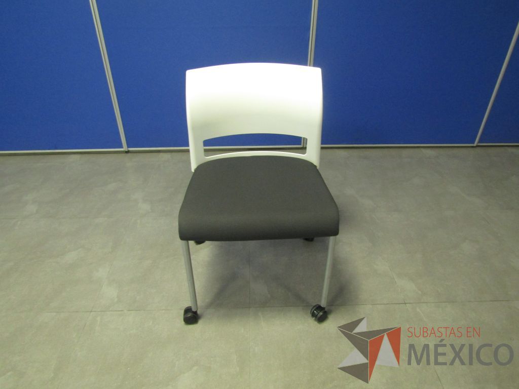 Lote 127 - 5 Sillas de visita con ruedas, asiento en tela color gris y respaldo liso color blanco.