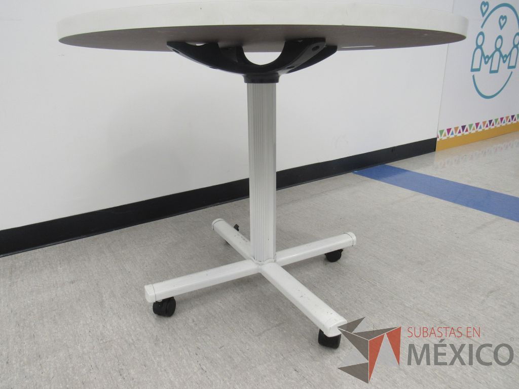 Lote 335 - Mesa de trabajo circular con base metálica blanca y cubierta color blanco. - Imagen 5