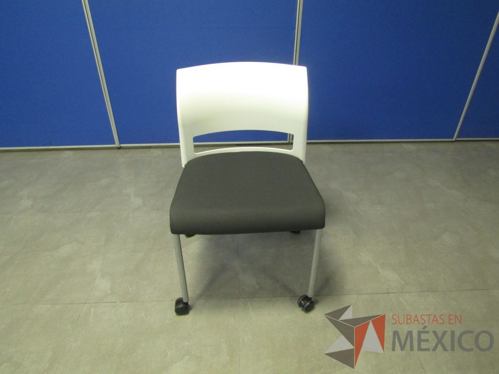 Lote 127 - 5 Sillas de visita con ruedas, asiento en tela color gris y respaldo liso color blanco. - Imagen 2