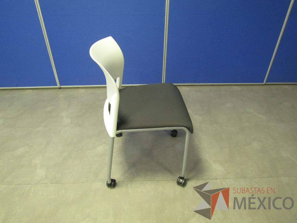 Lote 127 - 5 Sillas de visita con ruedas, asiento en tela color gris y respaldo liso color blanco. - Imagen 3