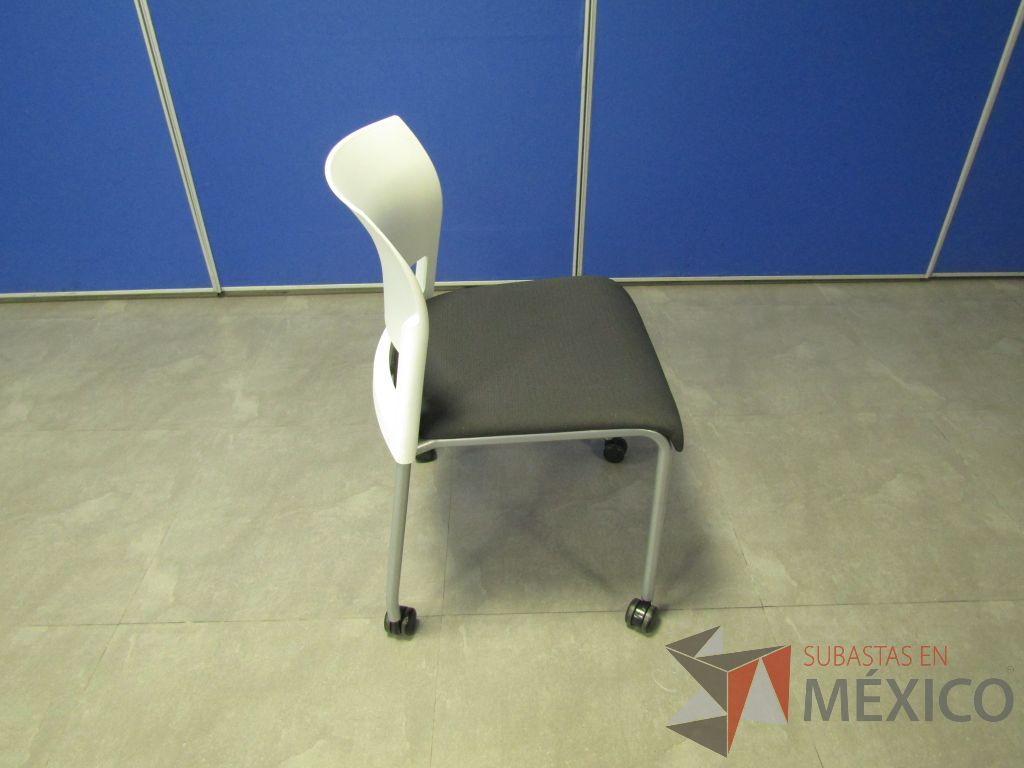 Lote 127 - 5 Sillas de visita con ruedas, asiento en tela color gris y respaldo liso color blanco. - Imagen 4