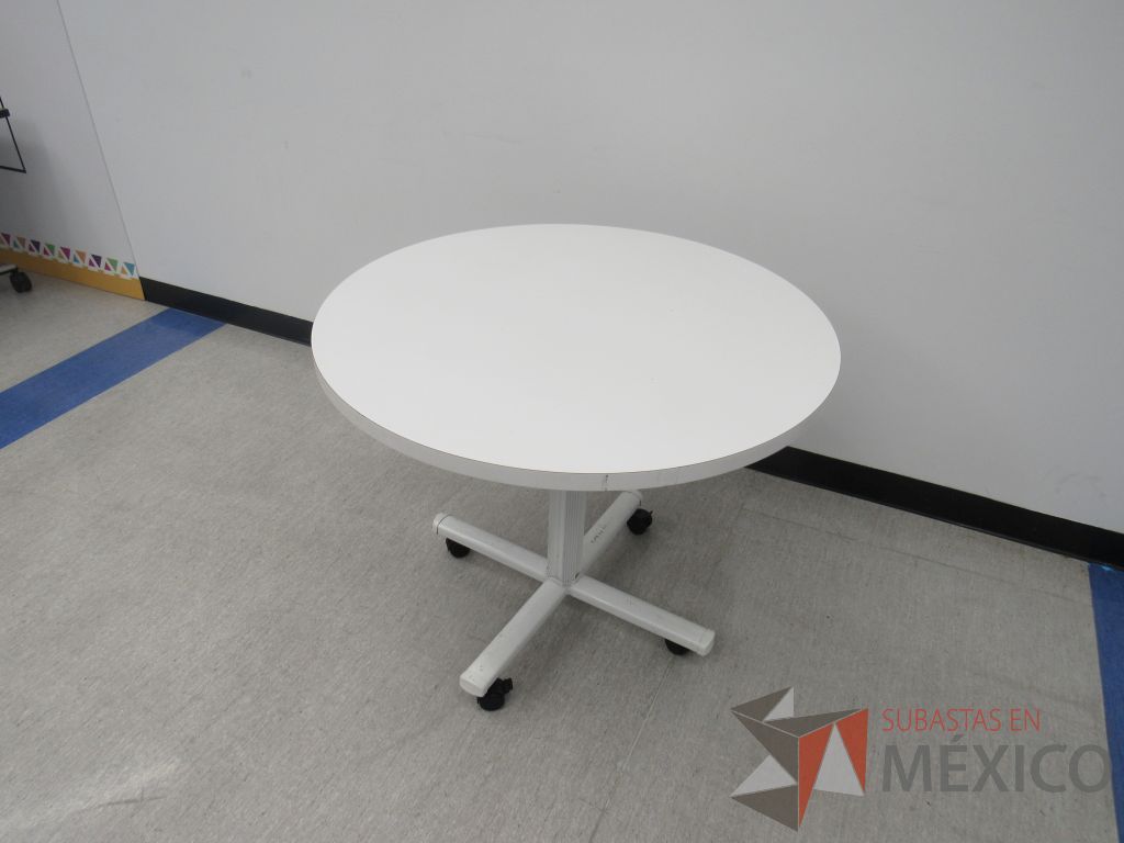 Lote 335 - Mesa de trabajo circular con base metálica blanca y cubierta color blanco. - Imagen 6