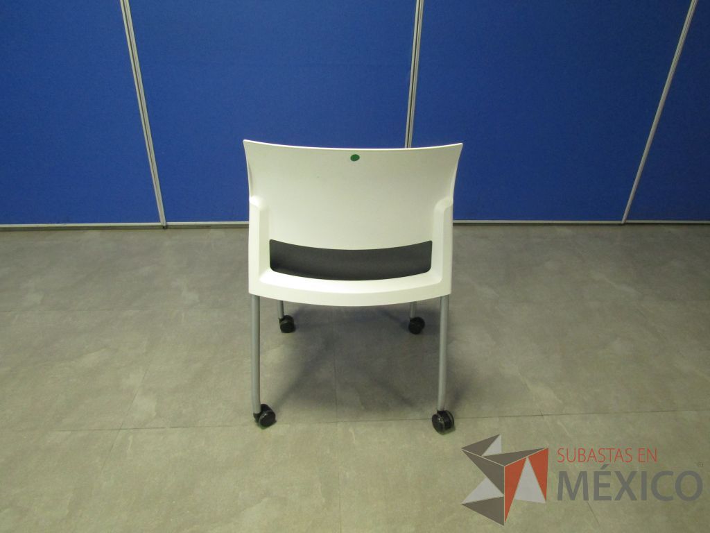 Lote 127 - 5 Sillas de visita con ruedas, asiento en tela color gris y respaldo liso color blanco. - Imagen 5