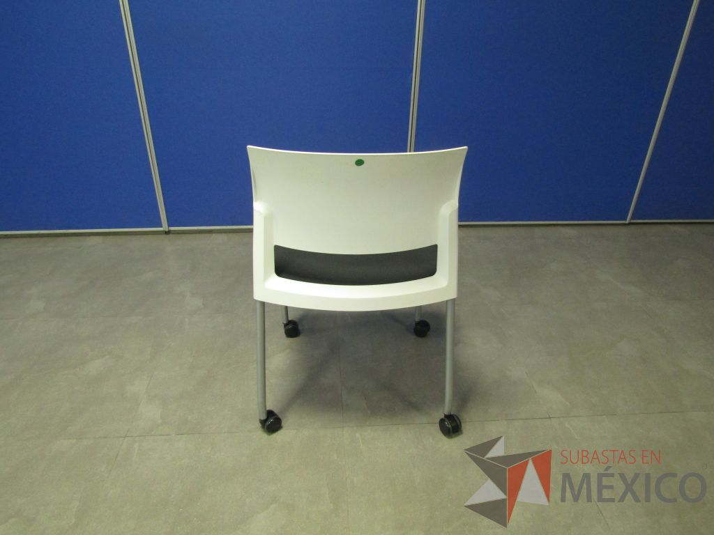 Lote 127 - 5 Sillas de visita con ruedas, asiento en tela color gris y respaldo liso color blanco. - Imagen 6