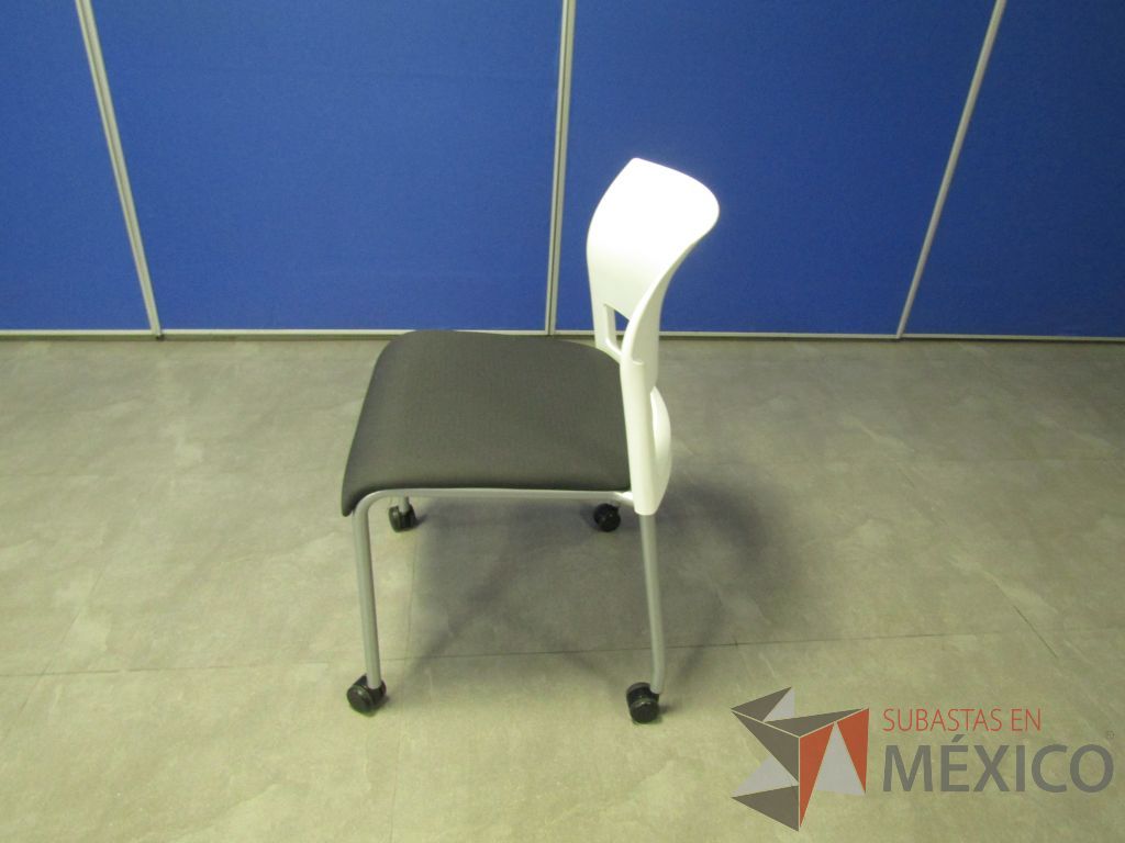 Lote 127 - 5 Sillas de visita con ruedas, asiento en tela color gris y respaldo liso color blanco. - Imagen 7