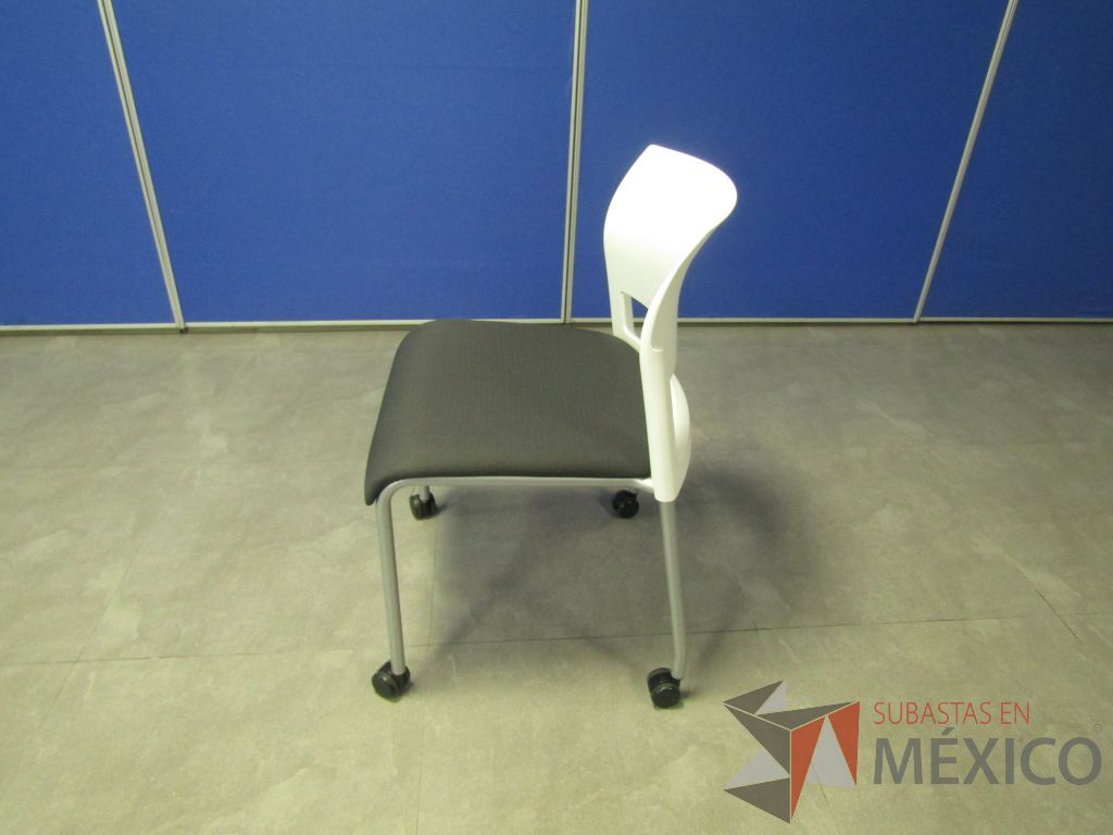 Lote 127 - 5 Sillas de visita con ruedas, asiento en tela color gris y respaldo liso color blanco. - Imagen 8