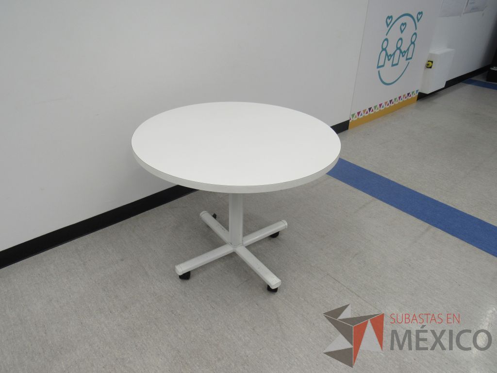 Lote 335 - Mesa de trabajo circular con base metálica blanca y cubierta color blanco. - Imagen 7
