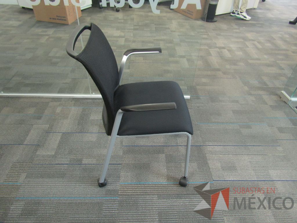 Lote 131 - 2 Silla de visita con ruedas, asiento y respaldo en malla color negro. - Imagen 3