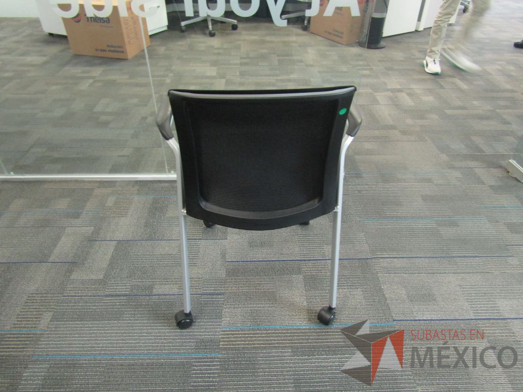 Lote 131 - 2 Silla de visita con ruedas, asiento y respaldo en malla color negro. - Imagen 6