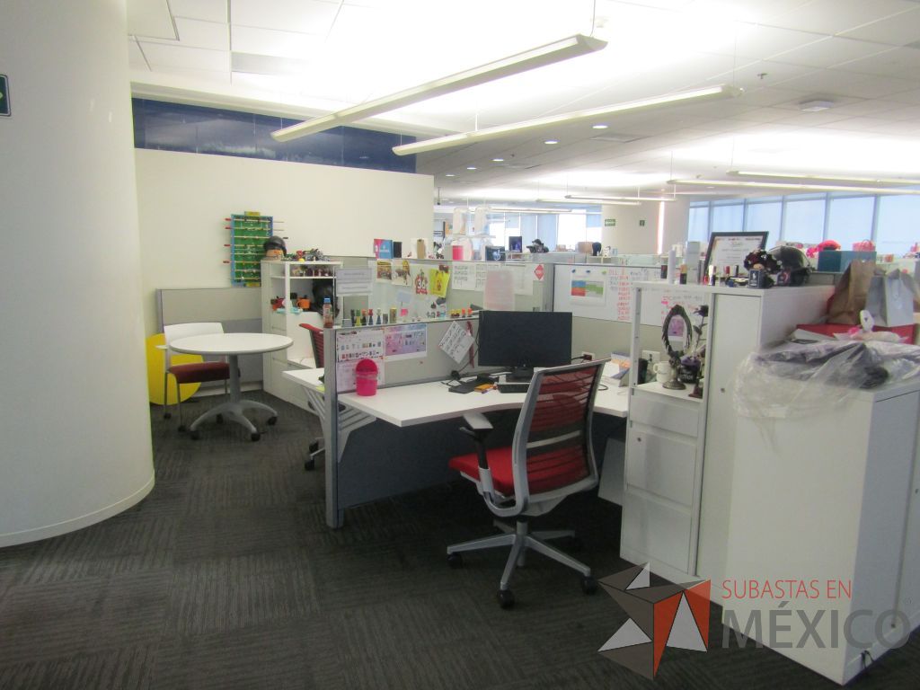 Lote 052 - Estación de trabajo para 5 personas con 5 gabinetes altos metálicos color blanco - Imagen 2