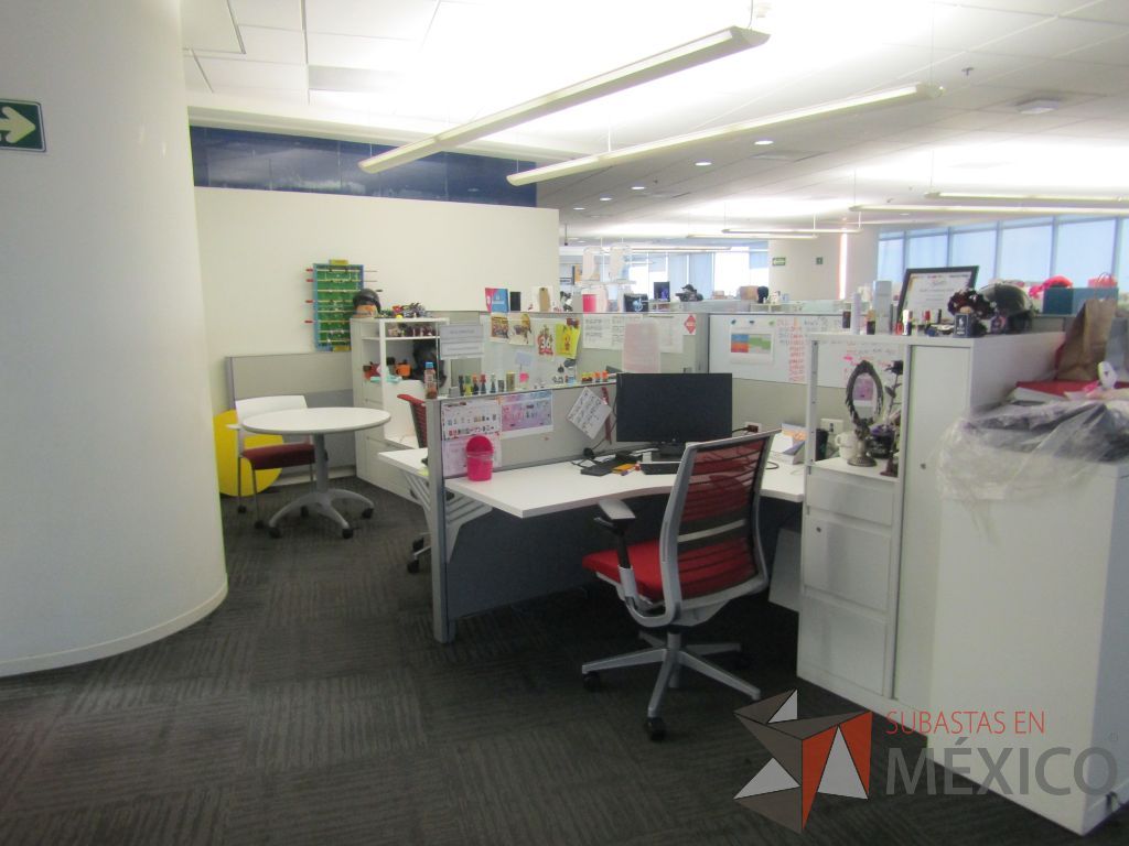 Lote 052 - Estación de trabajo para 5 personas con 5 gabinetes altos metálicos color blanco - Imagen 3