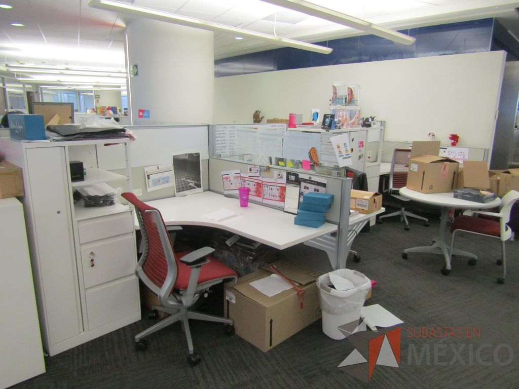 Lote 052 - Estación de trabajo para 5 personas con 5 gabinetes altos metálicos color blanco - Imagen 4