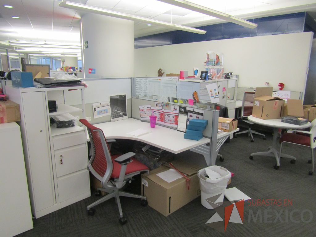 Lote 052 - Estación de trabajo para 5 personas con 5 gabinetes altos metálicos color blanco - Imagen 5