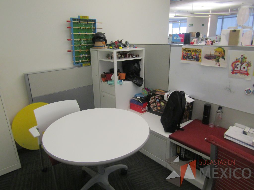 Lote 052 - Estación de trabajo para 5 personas con 5 gabinetes altos metálicos color blanco - Imagen 6