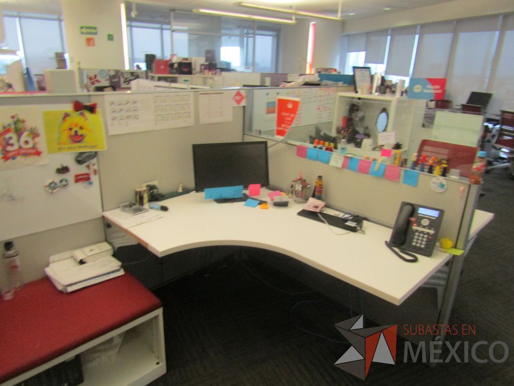 Lote 052 - Estación de trabajo para 5 personas con 5 gabinetes altos metálicos color blanco - Imagen 7