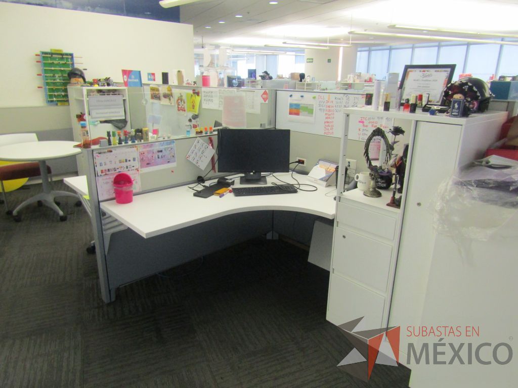 Lote 052 - Estación de trabajo para 5 personas con 5 gabinetes altos metálicos color blanco - Imagen 8