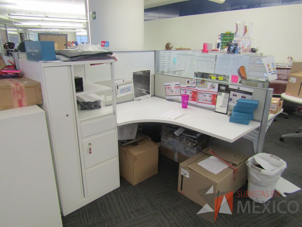 Lote 052 - Estación de trabajo para 5 personas con 5 gabinetes altos metálicos color blanco - Imagen 9