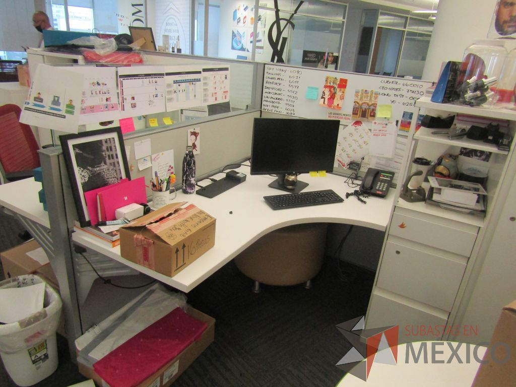 Lote 052 - Estación de trabajo para 5 personas con 5 gabinetes altos metálicos color blanco - Imagen 10