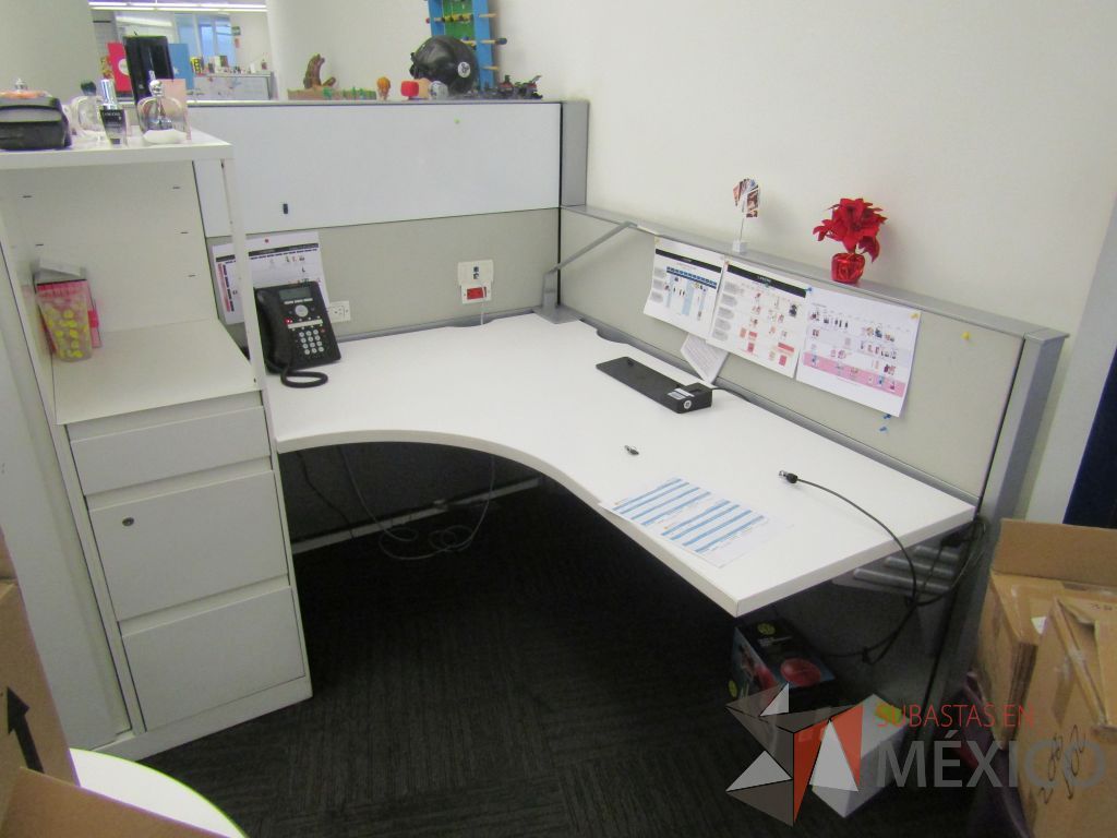 Lote 052 - Estación de trabajo para 5 personas con 5 gabinetes altos metálicos color blanco - Imagen 11