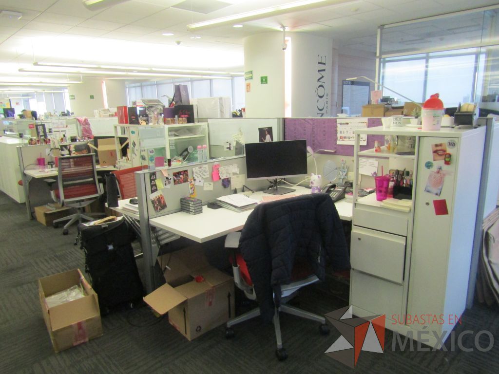 Lote 098 - Estación de trabajo para 6 personas con 6 gabinetes altos metálicos color blanco - Imagen 4