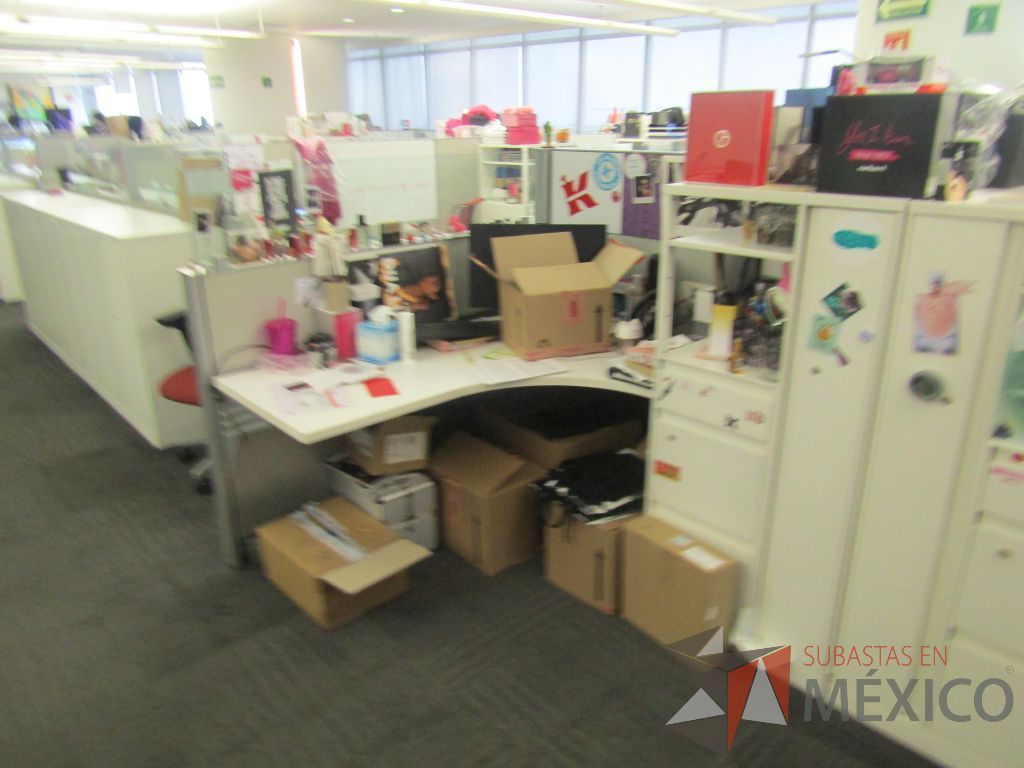 Lote 098 - Estación de trabajo para 6 personas con 6 gabinetes altos metálicos color blanco - Imagen 9