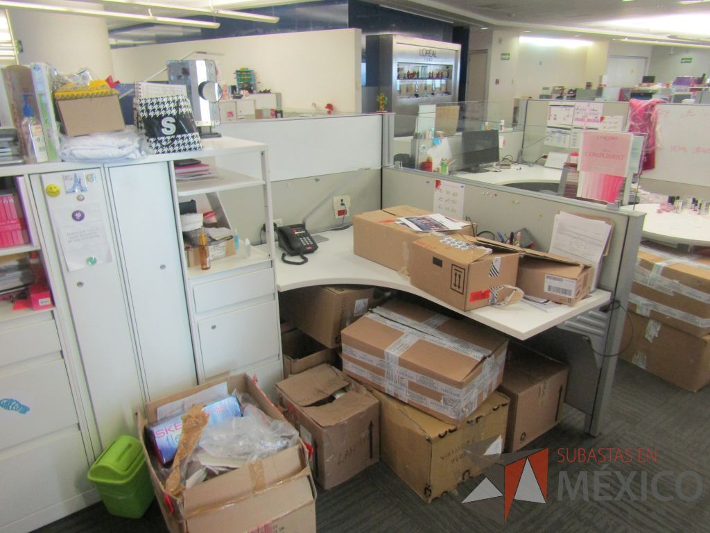 Lote 098 - Estación de trabajo para 6 personas con 6 gabinetes altos metálicos color blanco - Imagen 15