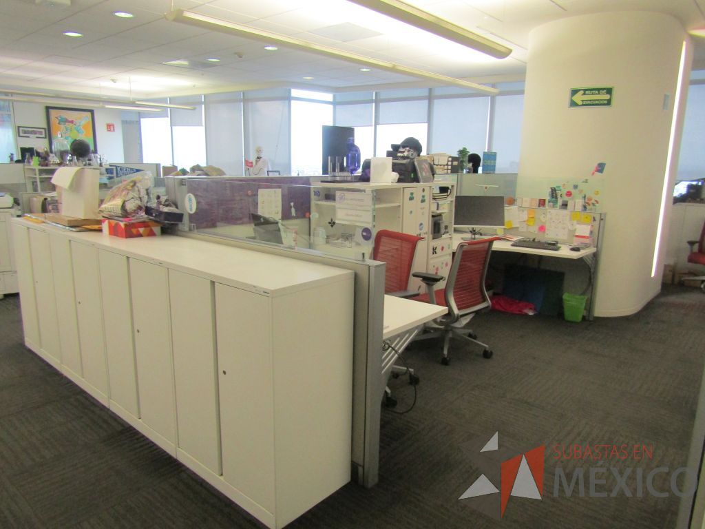 Lote 321 - Estación de trabajo para 4 personas de mampara baja con 4 gabinetes altos metálicos color blanco - Imagen 2