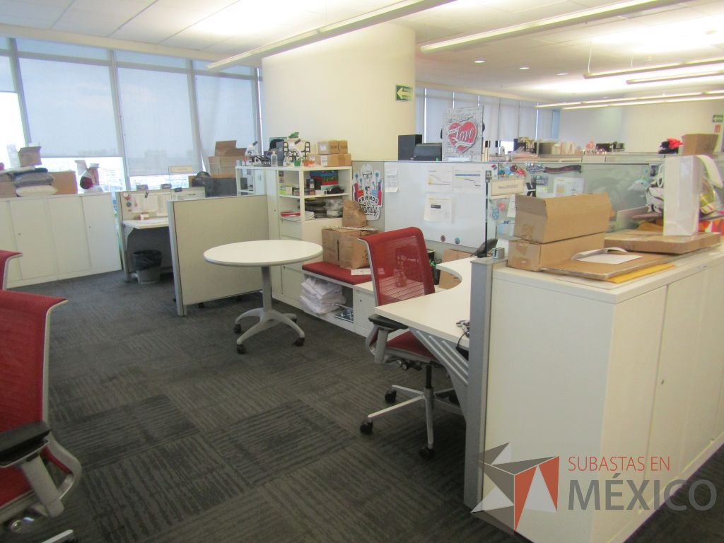 Lote 321 - Estación de trabajo para 4 personas de mampara baja con 4 gabinetes altos metálicos color blanco - Imagen 5