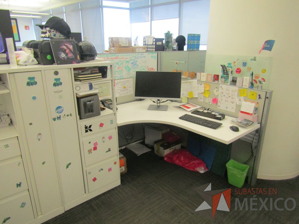 Lote 321 - Estación de trabajo para 4 personas de mampara baja con 4 gabinetes altos metálicos color blanco - Imagen 6