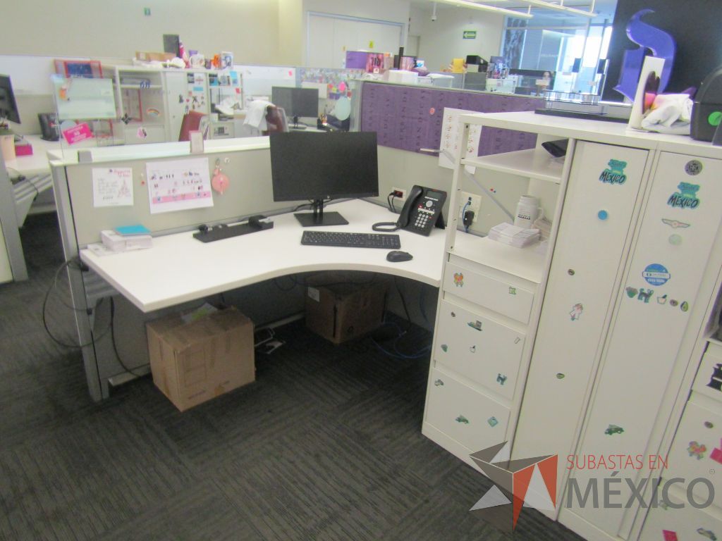 Lote 321 - Estación de trabajo para 4 personas de mampara baja con 4 gabinetes altos metálicos color blanco - Imagen 7