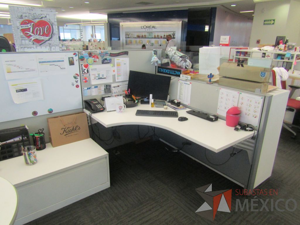 Lote 321 - Estación de trabajo para 4 personas de mampara baja con 4 gabinetes altos metálicos color blanco - Imagen 8