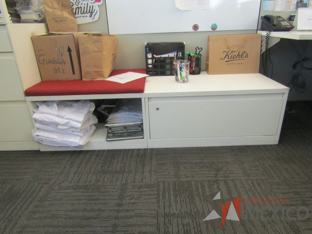 Lote 321 - Estación de trabajo para 4 personas de mampara baja con 4 gabinetes altos metálicos color blanco - Imagen 10