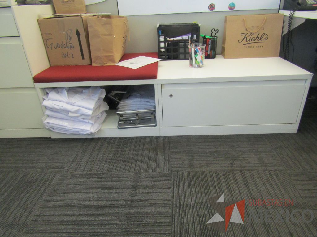 Lote 321 - Estación de trabajo para 4 personas de mampara baja con 4 gabinetes altos metálicos color blanco - Imagen 11
