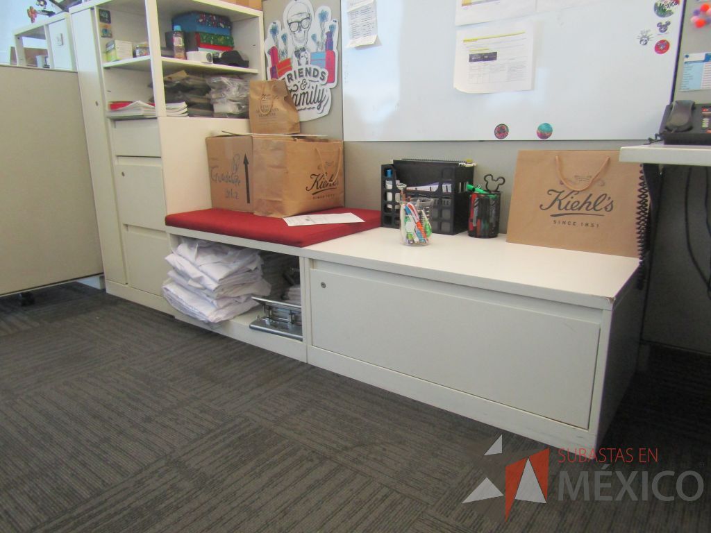 Lote 321 - Estación de trabajo para 4 personas de mampara baja con 4 gabinetes altos metálicos color blanco - Imagen 12
