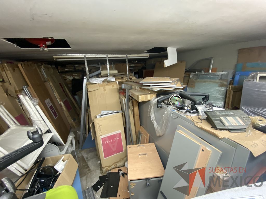 Lote 032 - 350 piezas para estaciones de trabajo, 2 mamparas altas con 4 gavetas y silla tipo piel - Imagen 19