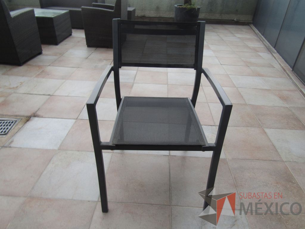 Lote 195 - 6 Silla fija con 4 pata metálicas, asiento y respaldo en malla color negro. - Imagen 2